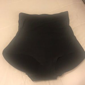 Padded booty, compression the tummy.